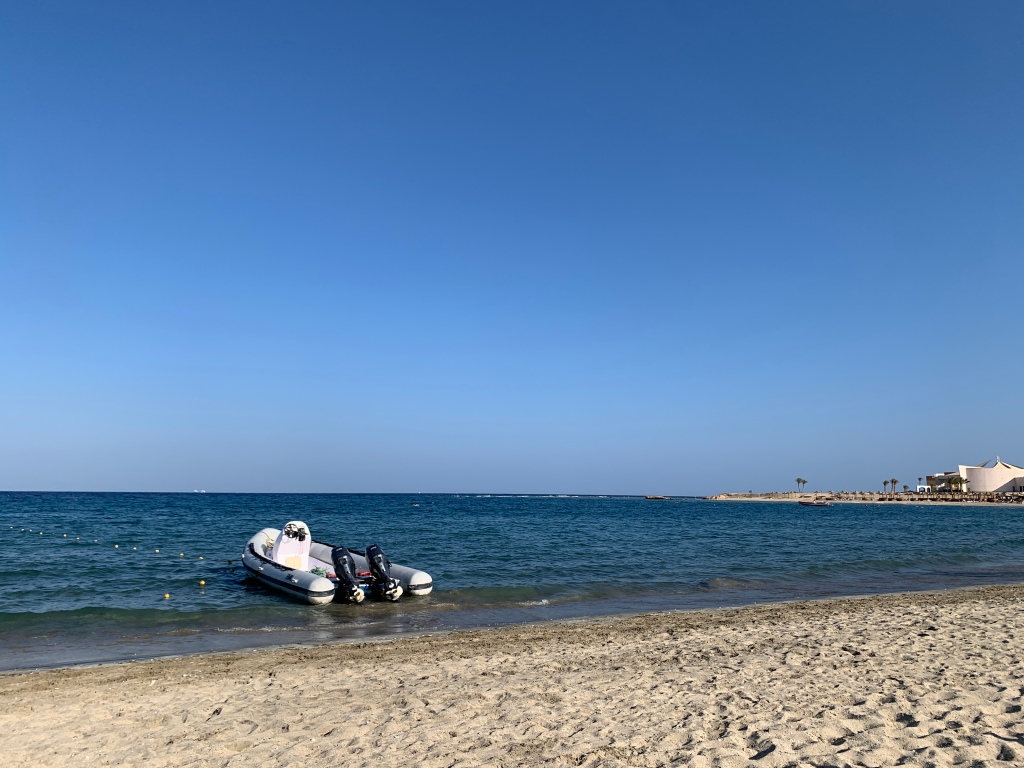 Zodiac lavé directement sur la plage d'Abu Abbab Beach, Marsa Alam, Egypte, avec pleins de produits chimiques